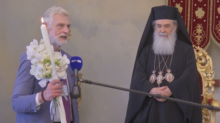 Ιεροσόλυμα: Παρέλαβε το Άγιο Φως η ελληνική αντιπροσωπεία με τον Γ. Λοβέρδο